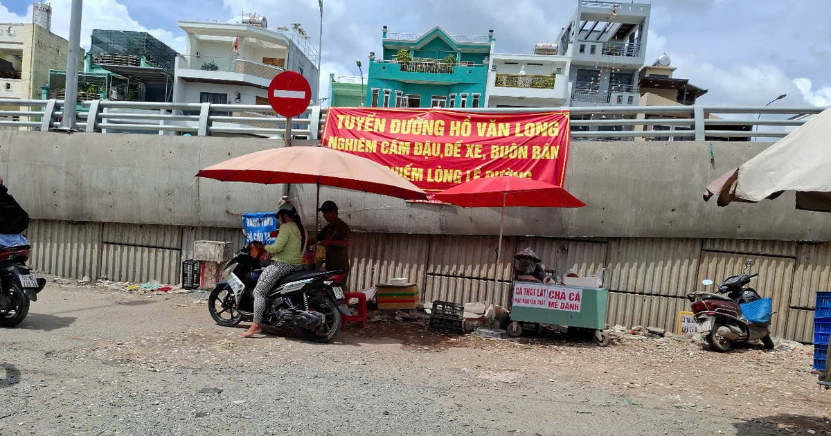 Có biển cấm vẫn buôn bán bát nháo