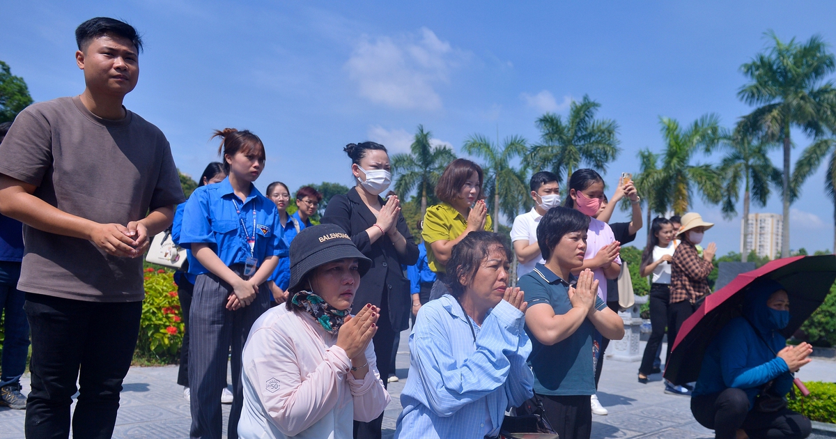 Người d&acirc;n đội nắng thắp hương tưởng nhớ cố Tổng B&iacute; thư Nguyễn Ph&uacute; Trọng