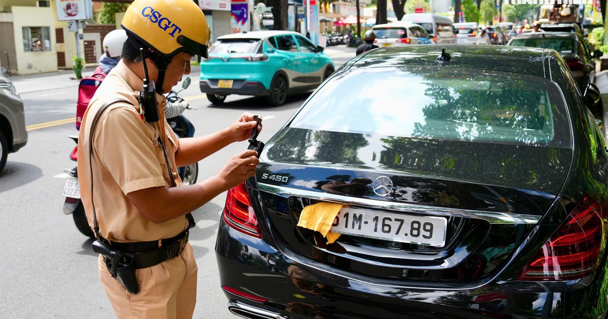 Qu&aacute;n c&agrave; ph&ecirc; che biển số xe đỗ sai cho kh&aacute;ch: CSGT n&oacute;i g&igrave;?