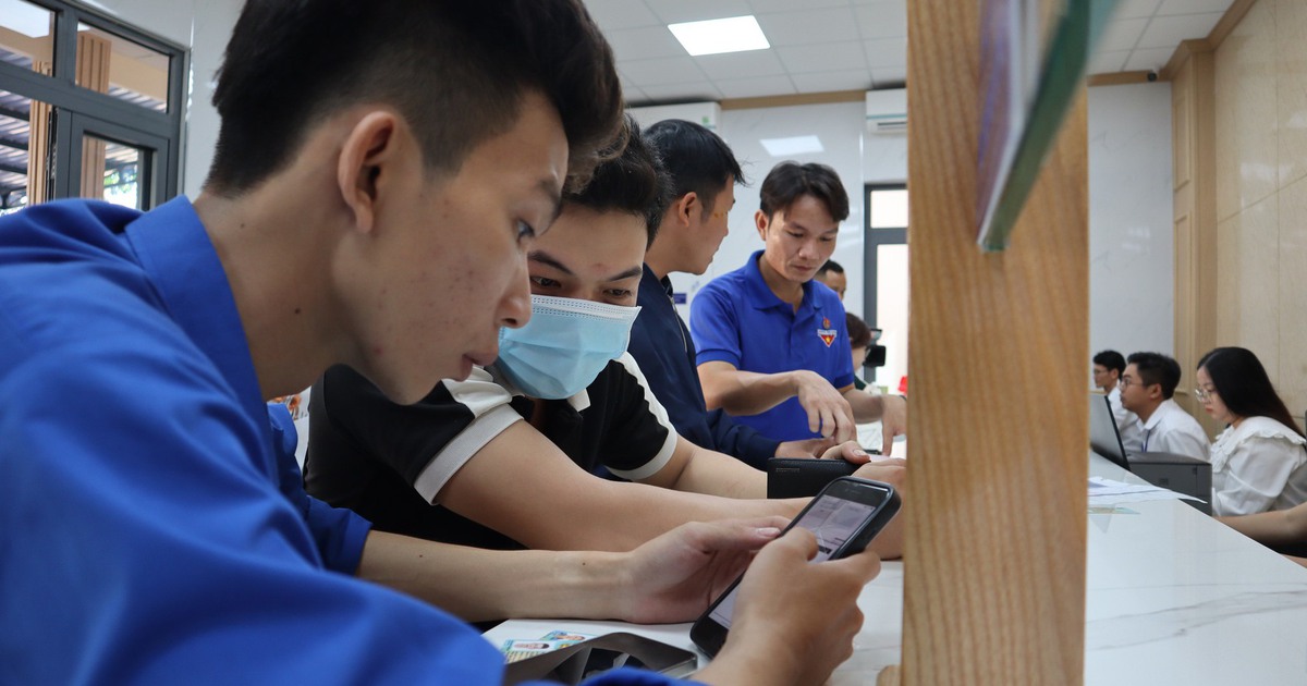 Người trẻ giúp người lớn tuổi làm quen công nghệ thông tin