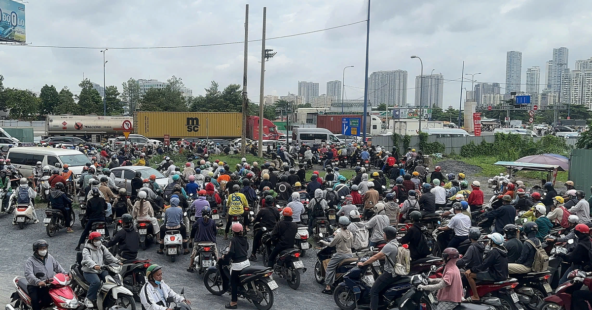 N&uacute;t giao An Ph&uacute; li&ecirc;n tục &ugrave;n ứ: CSGT hướng dẫn c&aacute;ch v&agrave;o cao tốc Long Th&agrave;nh