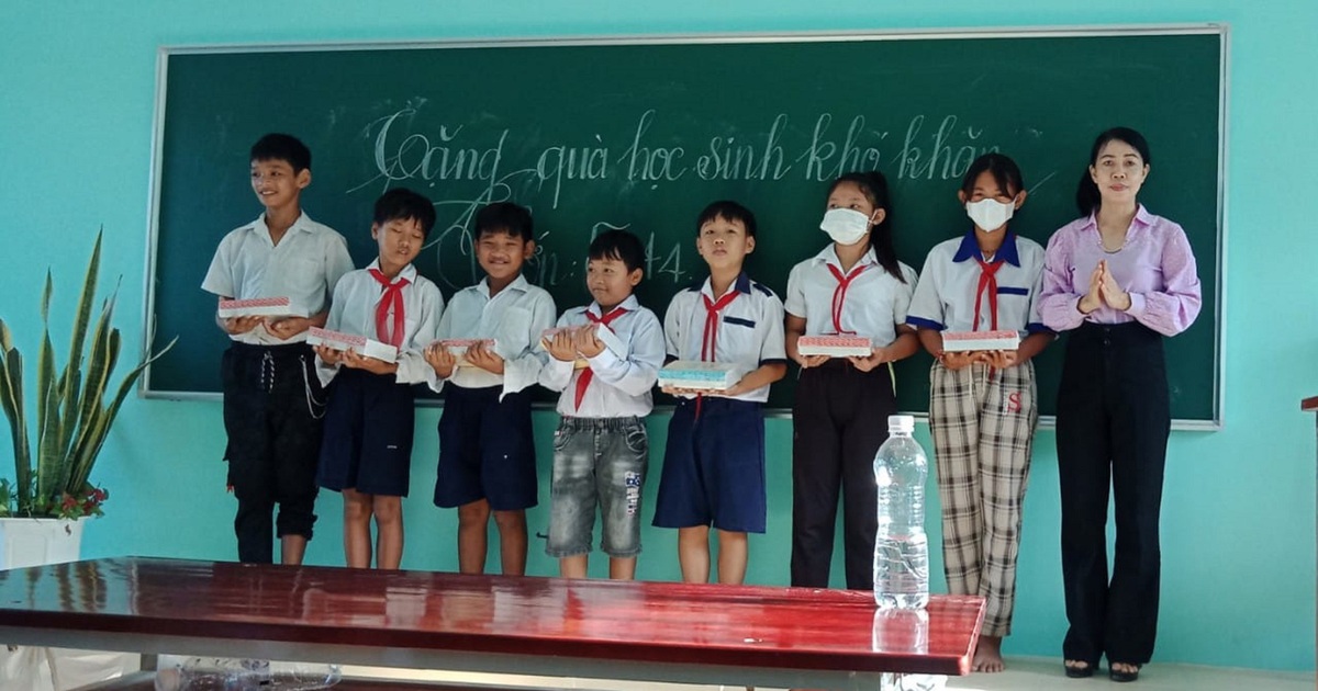 Cô giáo hết lòng với học trò nghèo
