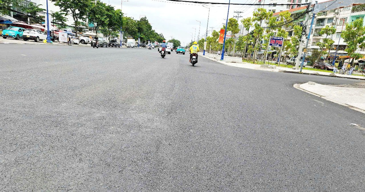 Đường rộng nhưng không kẻ phân làn