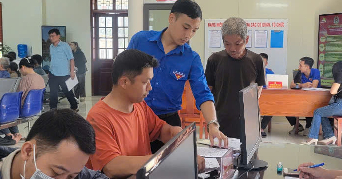 Cán bộ 'một cửa' thành tình nguyện viên hỗ trợ người dân