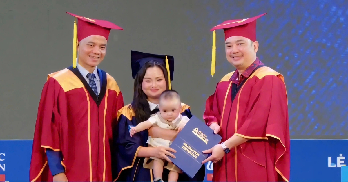 Cô gái trẻ bế con lên nhận bằng tốt nghiệp và hành trình cảm động phía sau
