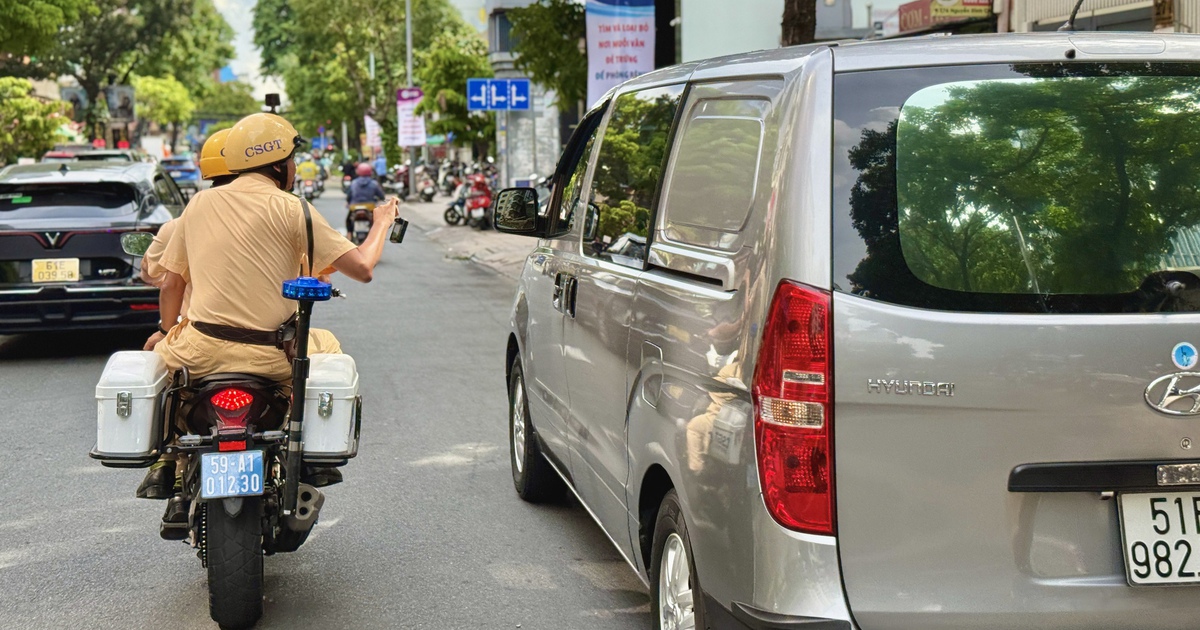 Đỗ xe nơi cấm đỗ theo lời bảo vệ bị CSGT phạt: Ai chịu?