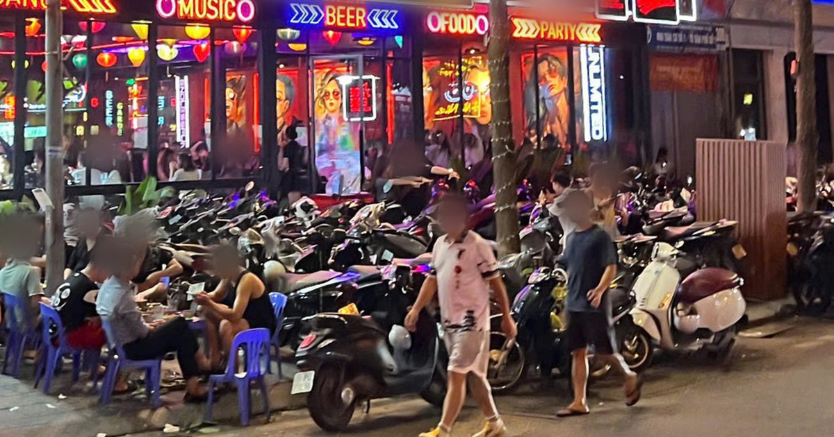 Hàng quán 'xẻ thịt' vỉa hè Hà Nội suốt ngày đêm
