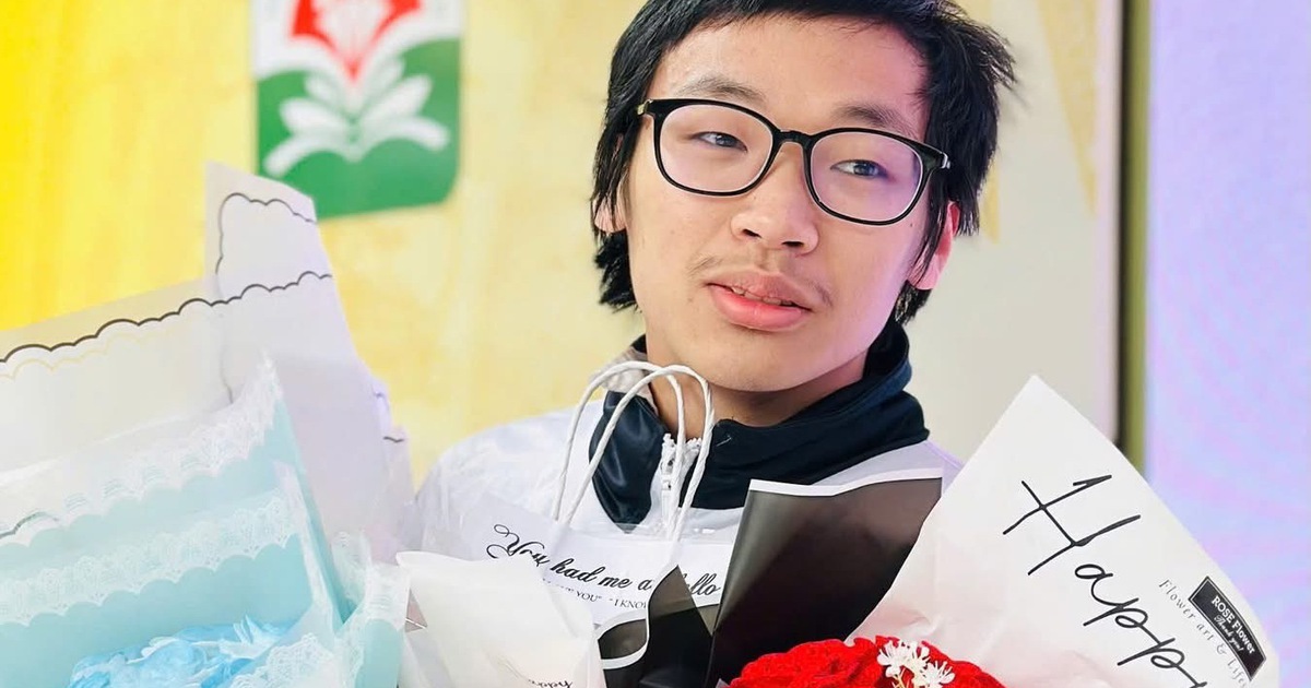 Nam sinh mang em đi thi vào lớp 10 đã đỗ trường top đầu
