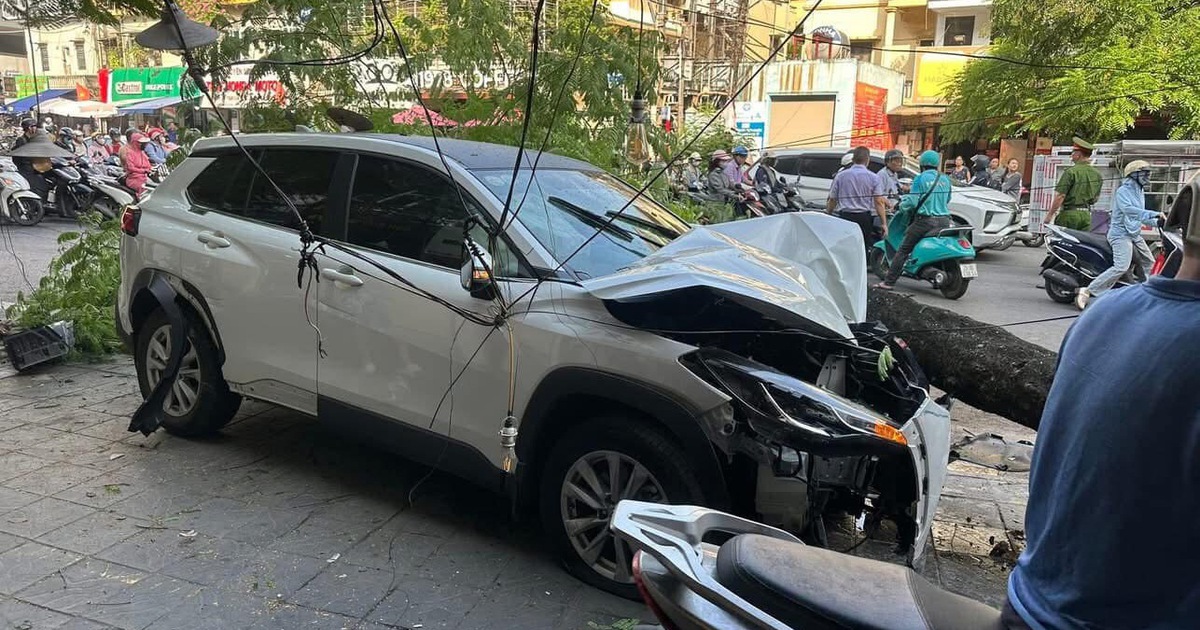 Ô tô tông loạt xe máy ở Hà Nội, nhiều người bị thương