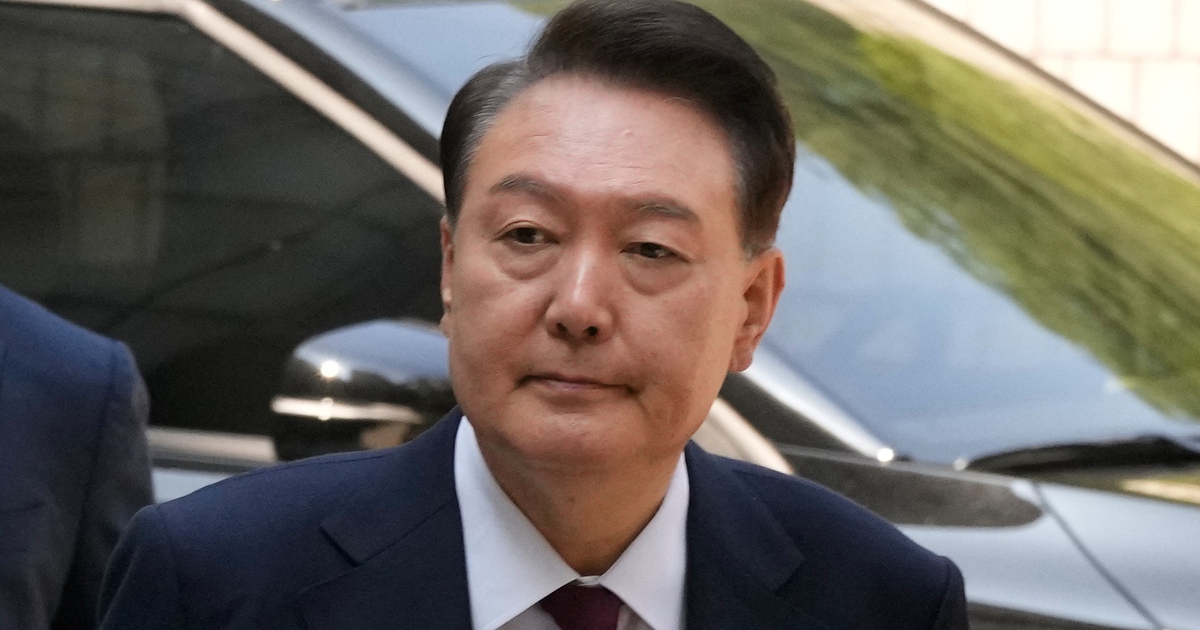&Ocirc;ng Yoon Suk Yeol nằm tr&ecirc;n s&agrave;n ph&ograve;ng giam, từ chối đi thẩm vấn
