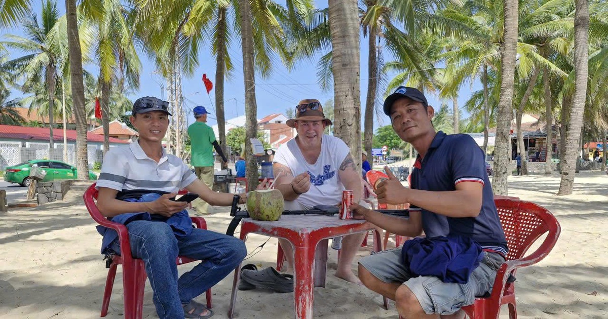 T&igrave;m lại nhẫn cầu h&ocirc;n ở biển Cửa Đại, du kh&aacute;ch &Uacute;c bật kh&oacute;c v&igrave; x&uacute;c động