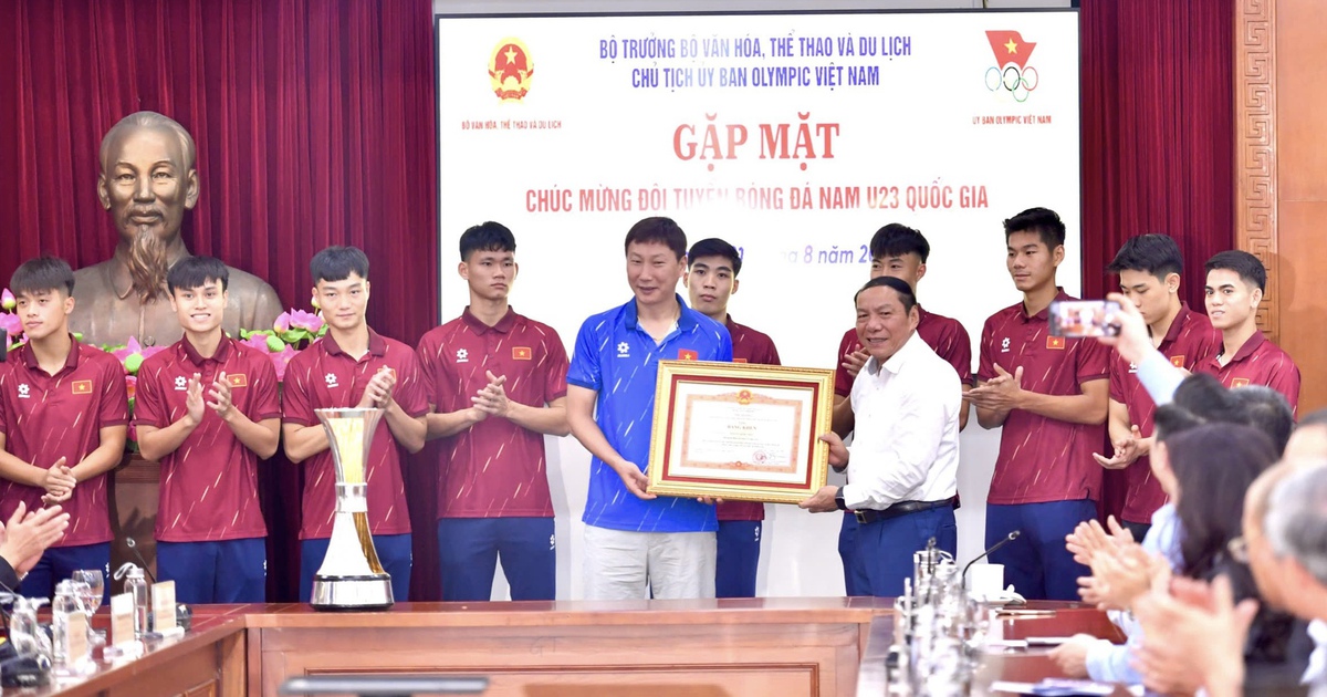 HLV Kim Sang-sik và U.23 Việt Nam được trao tặng Bằng khen của Thủ tướng, Bộ trưởng nói lời xúc động