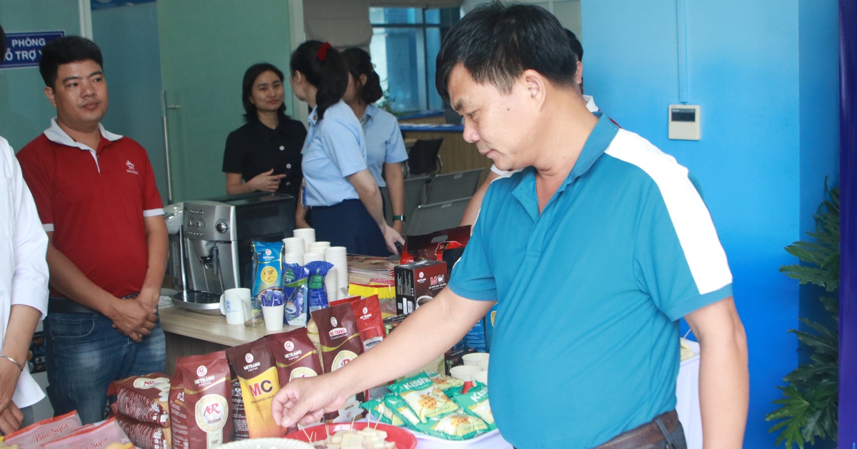 Người H&agrave; Nội ngỡ ng&agrave;ng v&igrave; đi l&agrave;m giấy tờ được ăn điểm t&acirc;m miễn ph&iacute;