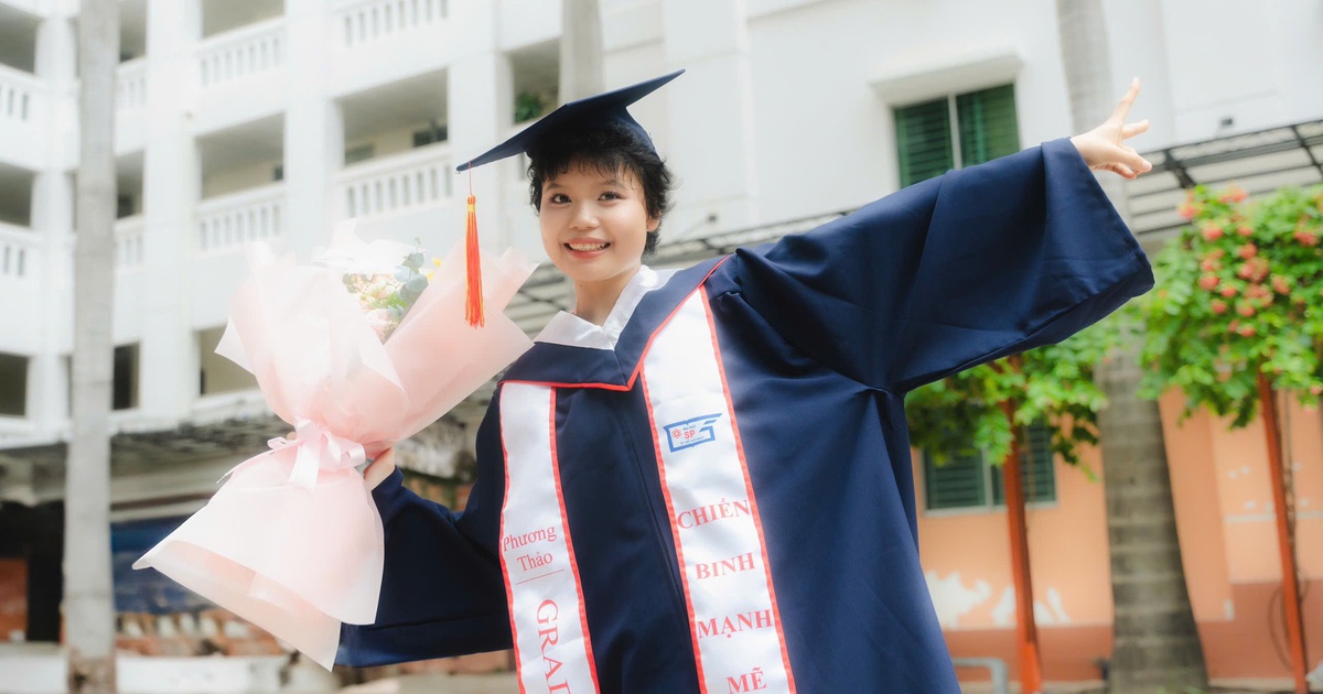 Nụ cười rạng rỡ ng&agrave;y tốt nghiệp của nữ sinh vi&ecirc;n mắc ung thư