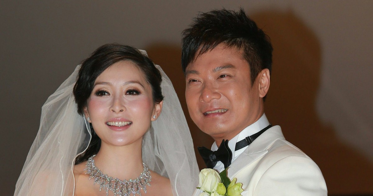 &#039;Tr&ugrave;m đ&oacute;ng thế&#039; Tiền Gia Lạc kể h&ocirc;n nh&acirc;n hạnh ph&uacute;c b&ecirc;n vợ k&eacute;m 10 tuổi