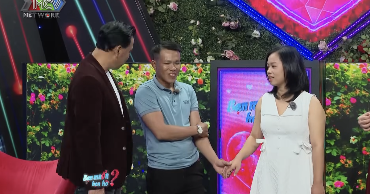 Mẹ giục con g&aacute;i bấm n&uacute;t với nh&acirc;n vi&ecirc;n ph&ograve;ng ch&aacute;y chữa ch&aacute;y tr&ecirc;n show hẹn h&ograve;