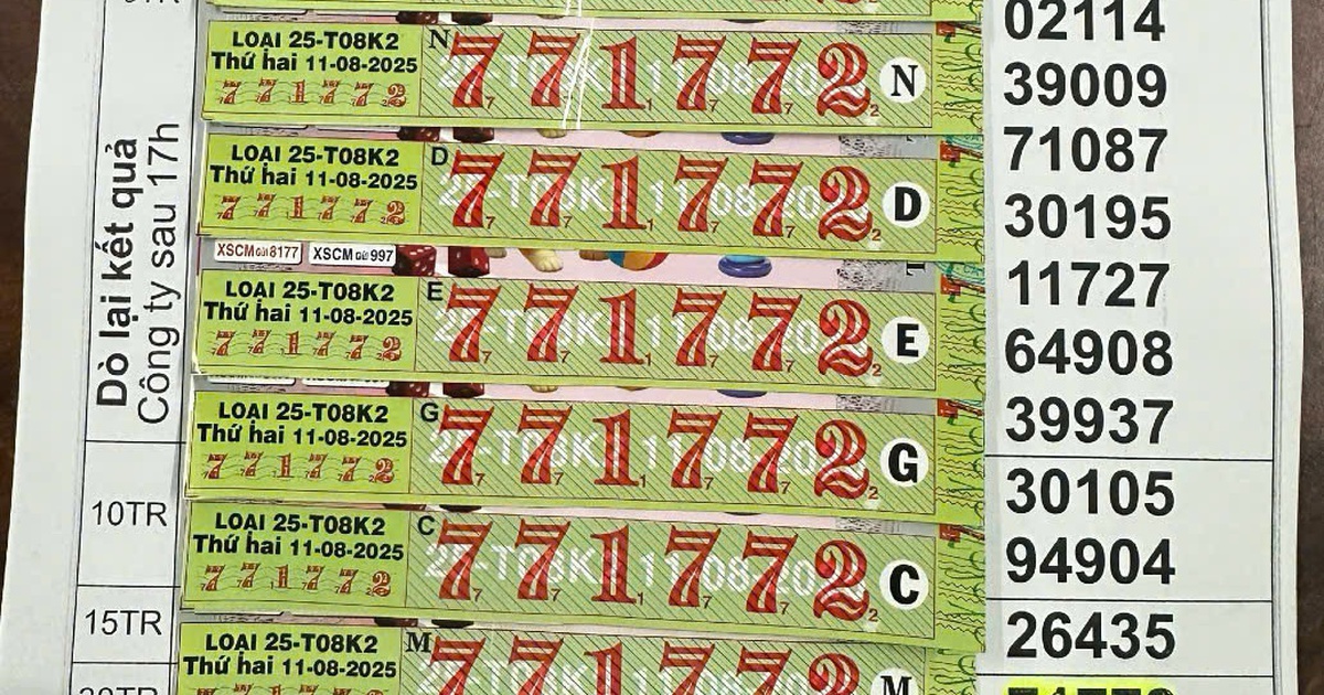 Xổ số miền Nam ng&agrave;y 11 th&aacute;ng 8: C&ugrave;ng mua từ người b&aacute;n dạo, 2 người bất ngờ tr&uacute;ng lớn