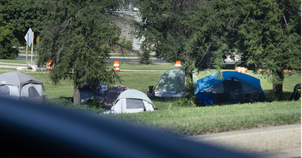 Tổng thống Trump ra tối hậu thư cho người v&ocirc; gia cư ở thủ đ&ocirc; Washington