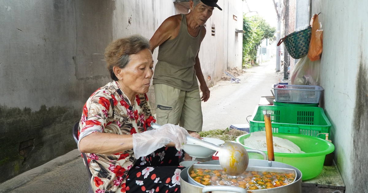 Qu&aacute;n b&uacute;n ri&ecirc;u 40 năm ở miền T&acirc;y: &Ocirc;ng b&agrave; U.80 b&aacute;n t&ocirc; 5.000 đồng vẫn vui