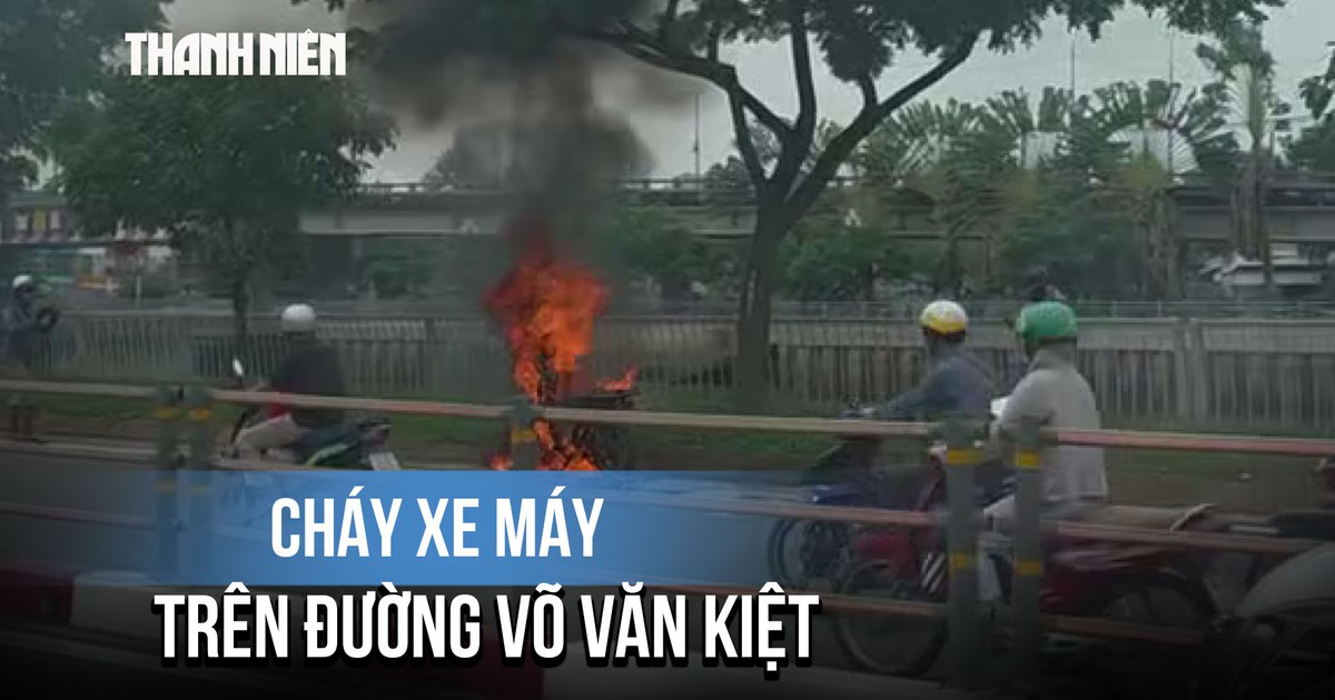 Xe máy bất ngờ bốc cháy khi đang chạy trên đường