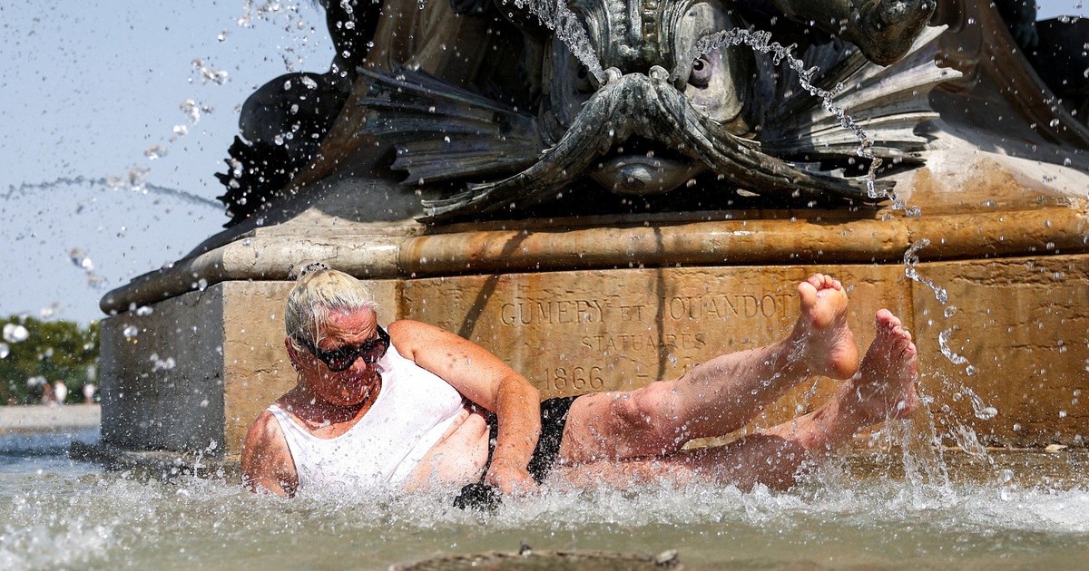 Nắng n&oacute;ng x&ocirc; đổ nhiều kỷ lục nhiệt độ tại ch&acirc;u &Acirc;u