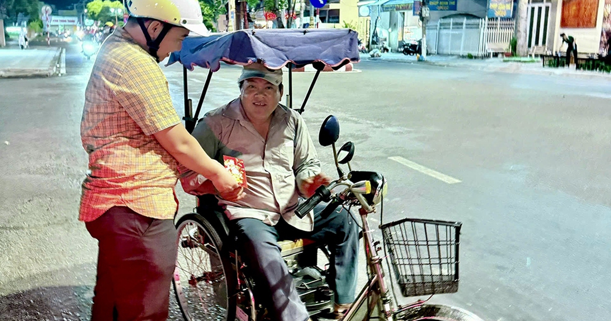 Đ&oacute;n tuổi mới bằng c&aacute;ch tặng qu&agrave; cho người lạ