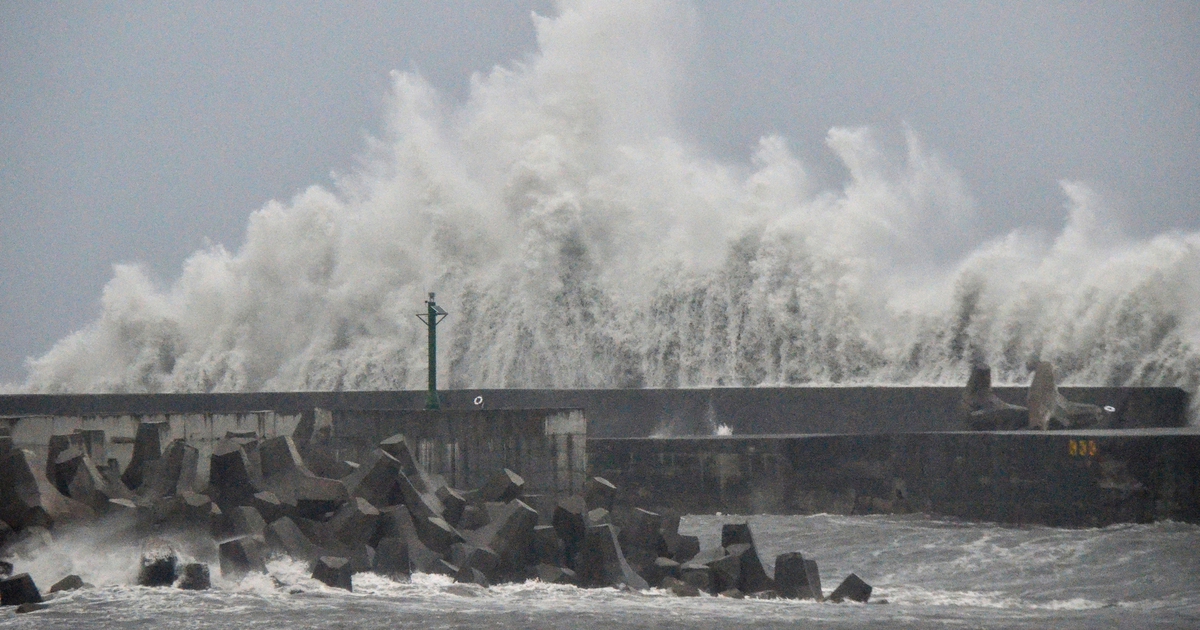 B&atilde;o Podul đổ bộ Đ&agrave;i Loan, h&agrave;ng ng&agrave;n người phải sơ t&aacute;n