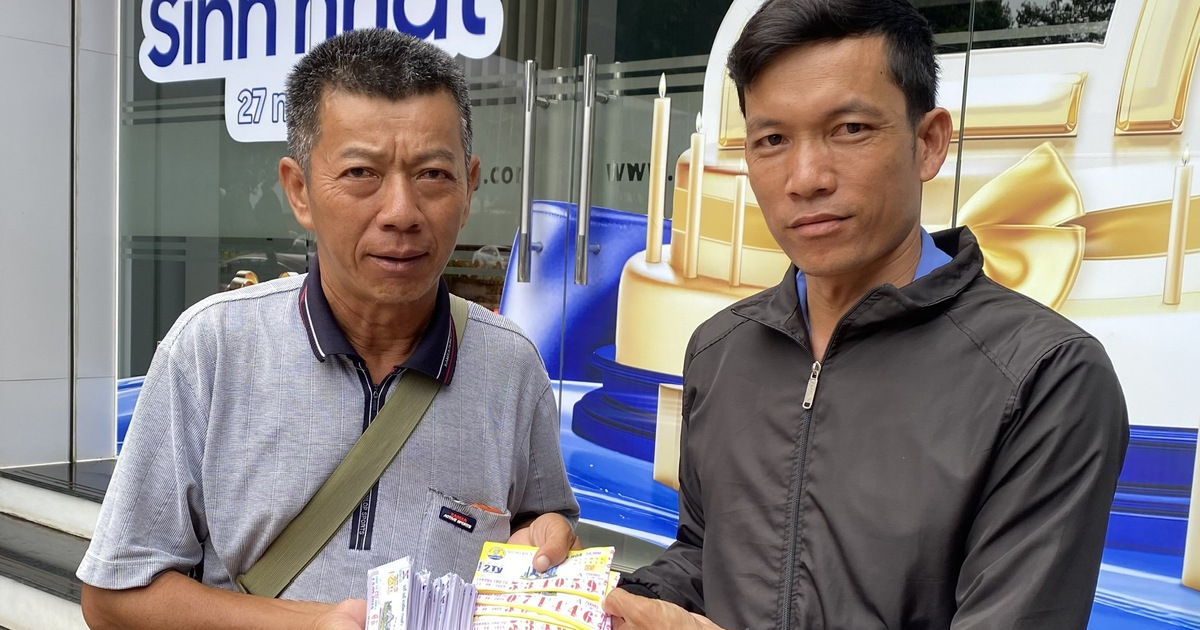 Nhặt được 60 tờ v&eacute; số, anh bảo vệ t&igrave;m khắp nơi trả lại người b&aacute;n dạo