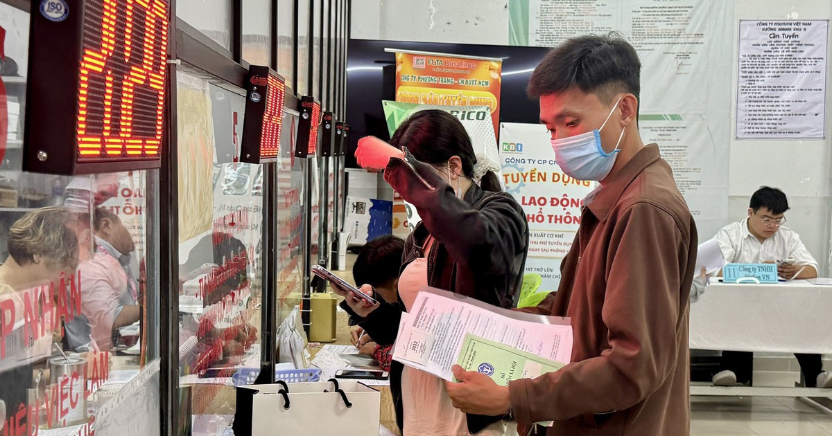 Đi nộp hồ sơ trợ cấp thất nghiệp: Bất ngờ cơ hội t&igrave;m việc mới ở TP.HCM