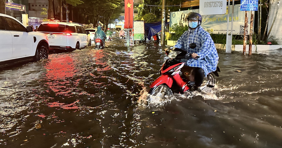 TP.HCM: Mưa lớn v&agrave;o giờ tan tầm, đường ngập gần 2 tiếng