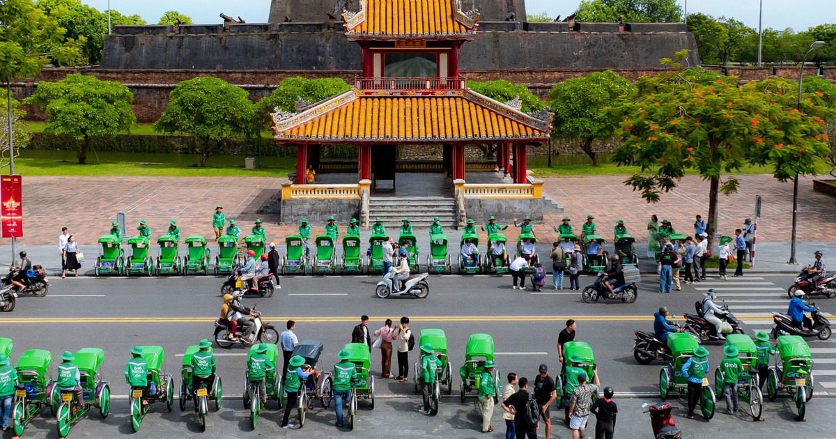 X&iacute;ch l&ocirc; Huế lần đầu l&ecirc;n Grab: Hết lo bị &#039;h&eacute;t gi&aacute;&#039; khi tham quan di sản