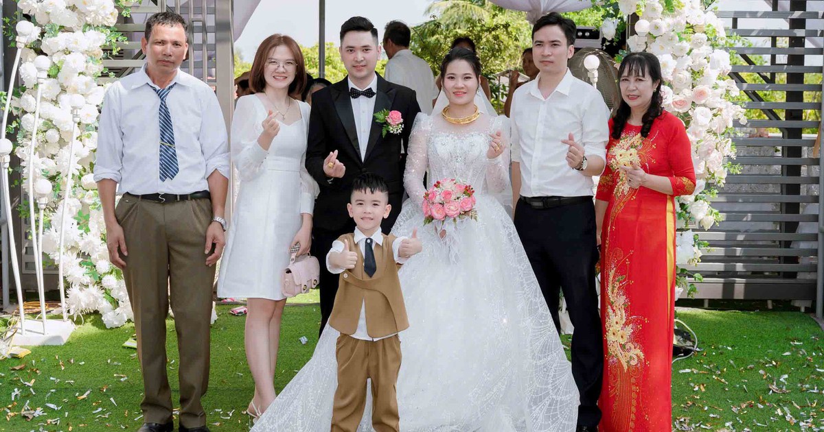 Con dâu hạnh phúc với những món quà quê từ nhà chồng