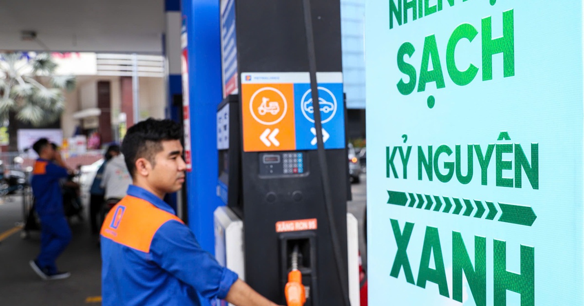 Giá xăng dầu hôm nay 15.8.2025: Xăng RON95 về dưới mốc 20.000 đồng/lít