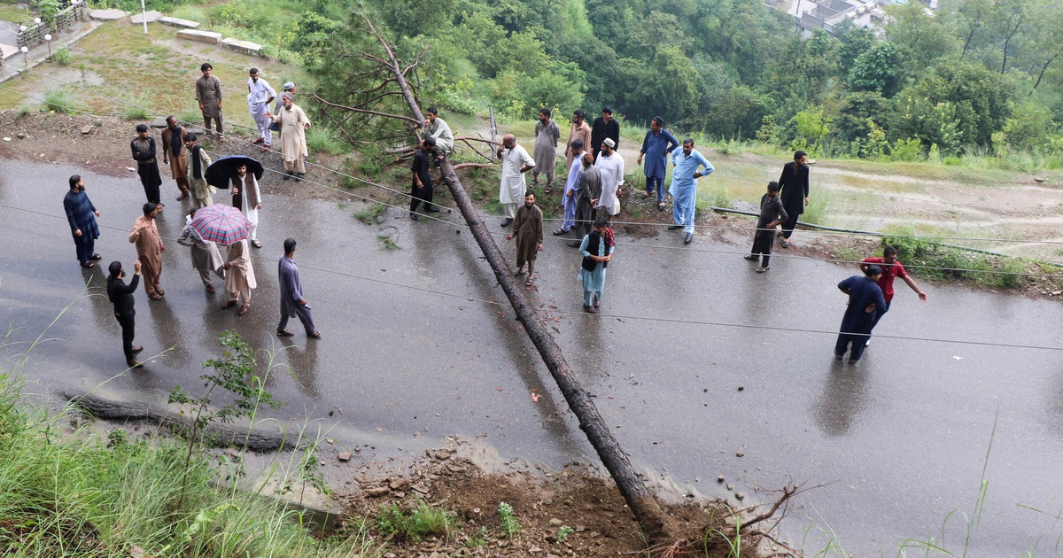 Lũ lụt l&agrave;m gần 200 người chết ở Pakistan, trực thăng rơi khi cứu hộ