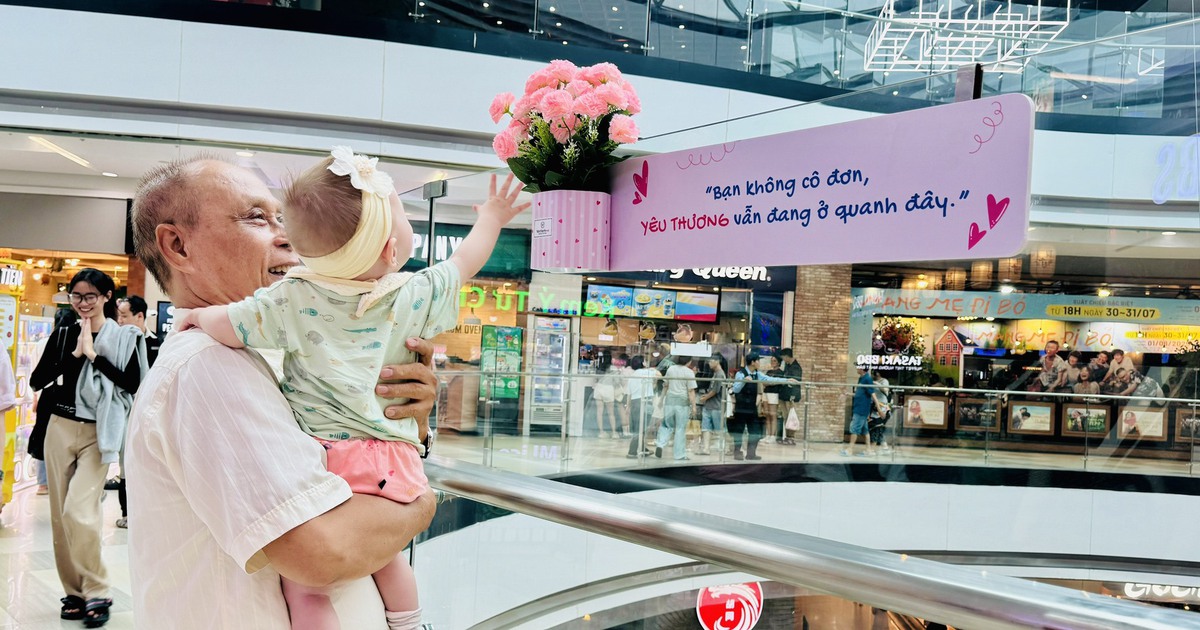 Những lời nhắn ấm &aacute;p bất ngờ ở h&agrave;ng qu&aacute;n, trung t&acirc;m thương mại TP.HCM