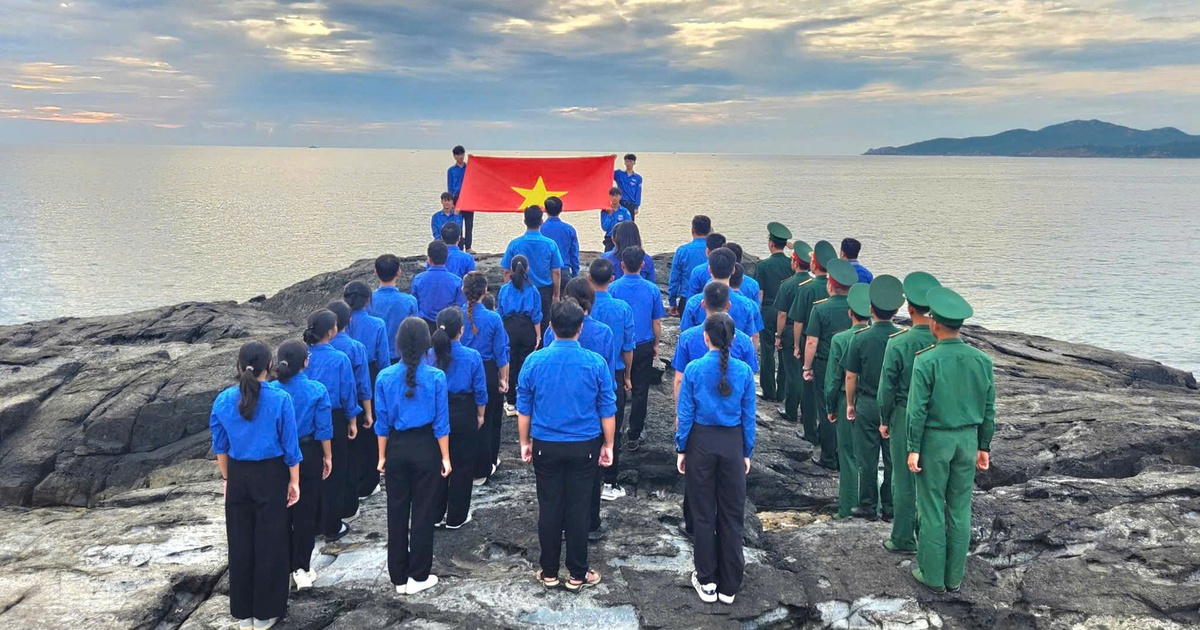 Chào cờ ở vùng biển cực Đông của Tổ quốc
