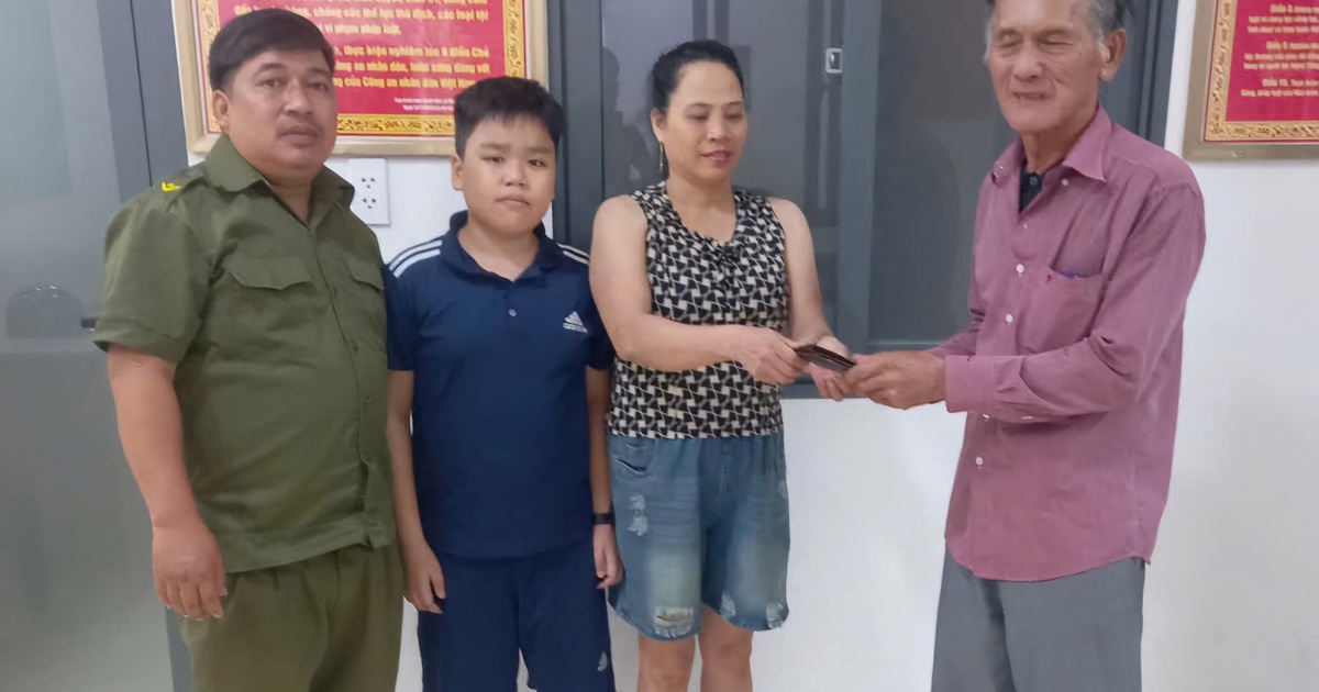 Học sinh lớp 6 nhặt được v&iacute; tiền, c&ugrave;ng gia đ&igrave;nh trả lại cho người đ&aacute;nh rơi