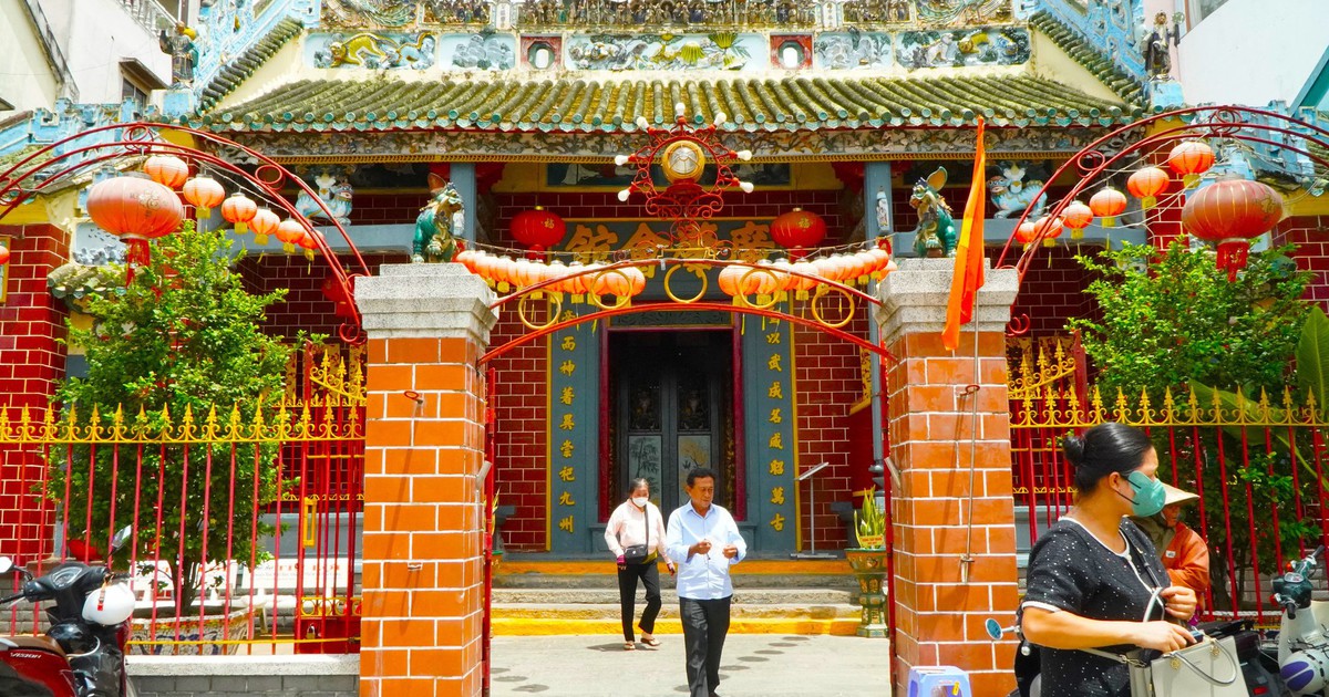 Độc đáo ngôi chùa cổ gần 130 năm tuổi ở bến Ninh Kiều