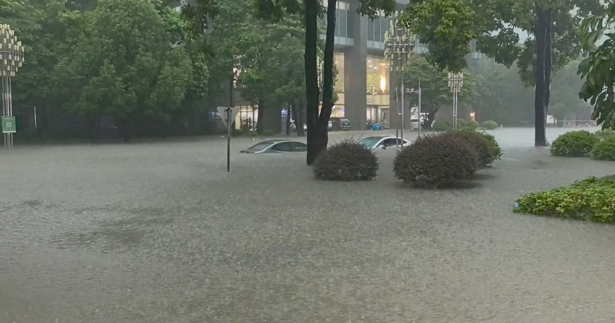 Nhiều người mất t&iacute;ch trong mưa lũ ở Trung Quốc v&agrave; Pakistan