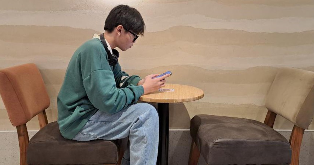 Tại sao có những người trẻ tự tin trên mạng xã hội, nhưng rụt rè ngoài đời?