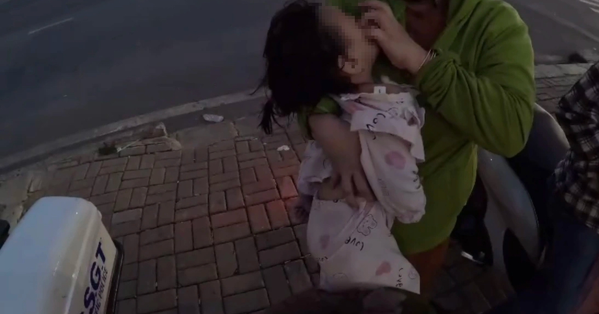 CSGT lao giữa d&ograve;ng xe, chở b&eacute; g&aacute;i co giật đi cấp cứu trong 12 ph&uacute;t