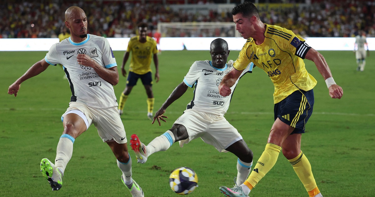 Ronaldo tỏa sáng khiến 40.000 CĐV sung sướng, Al Nassr vào chung kết Super Cúp dù chơi thiếu người