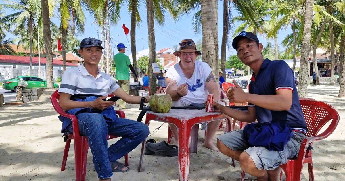 Du kh&aacute;ch &Uacute;c t&igrave;m thấy nhẫn cầu h&ocirc;n ở biển Cửa Đại: &#039;Việt Nam thật tuyệt vời!&#039;