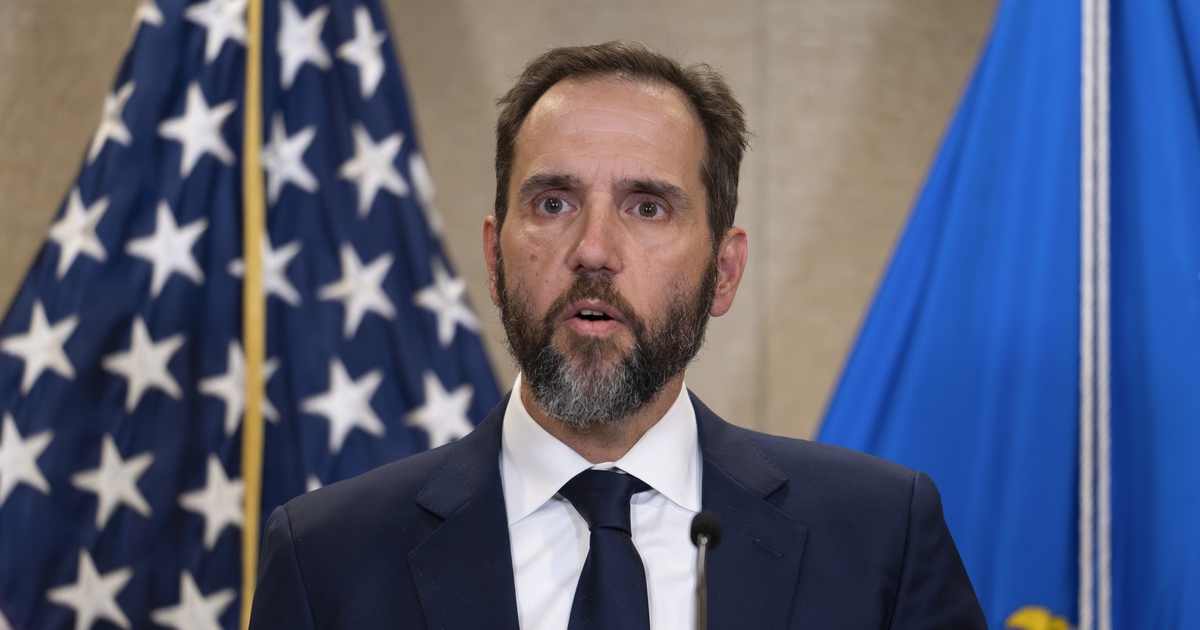 Cựu c&ocirc;ng tố vi&ecirc;n đặc biệt điều tra &ocirc;ng Trump đang bị điều tra