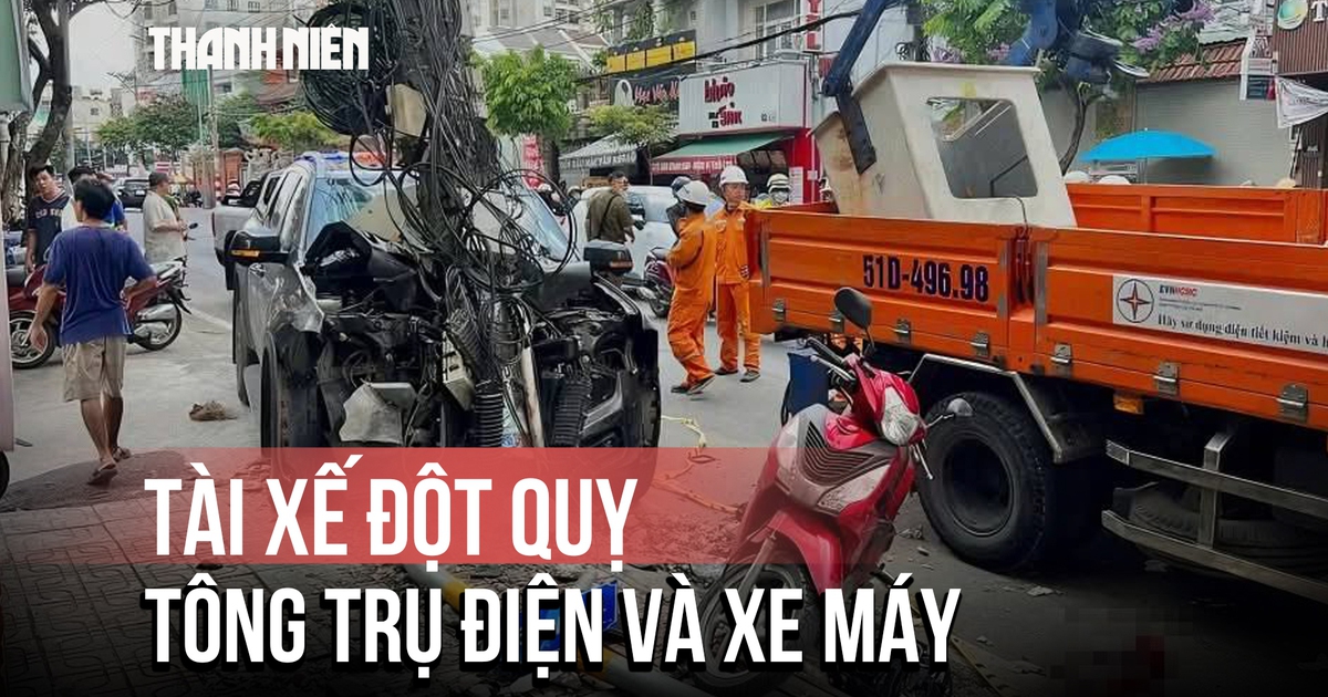 Khoảnh khắc đau lòng: Tài xế ô tô đột quỵ tông vào trụ điện và xe máy