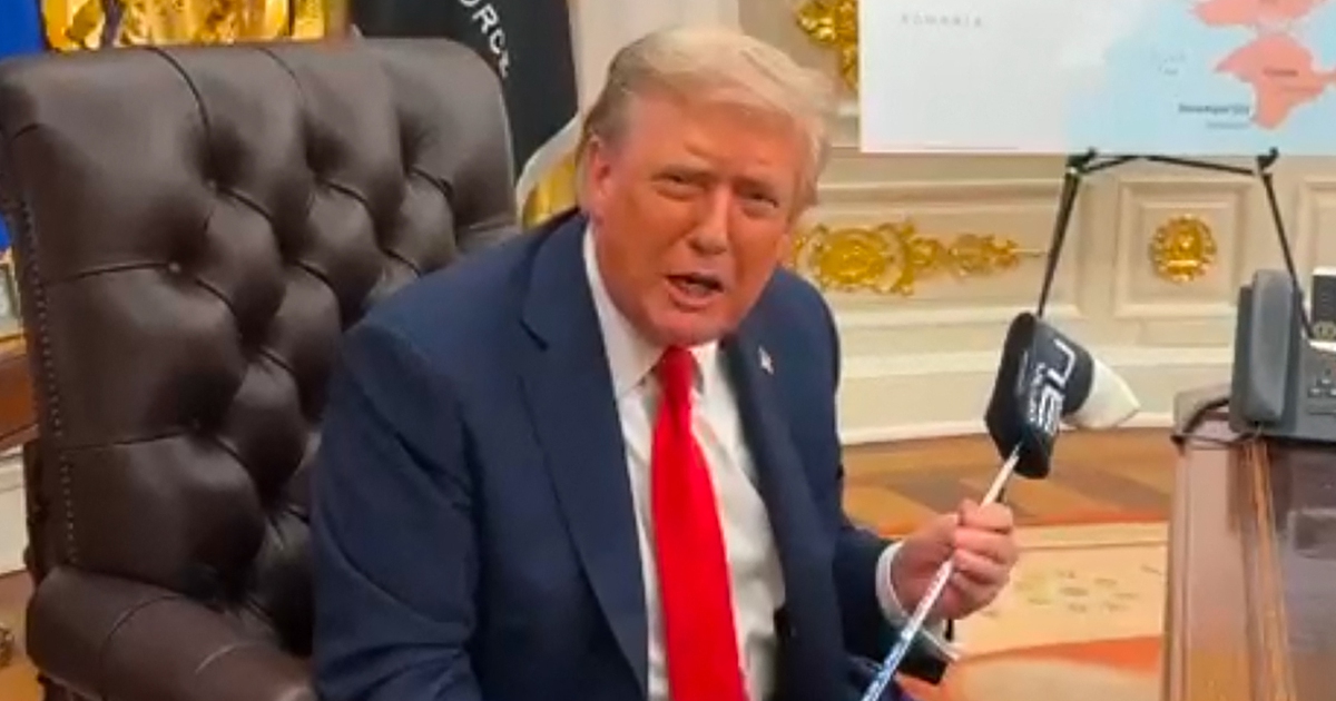 &Ocirc;ng Zelensky tặng gậy golf đặc biệt cho &ocirc;ng Trump