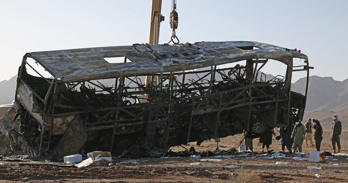 Xe bu&yacute;t bốc ch&aacute;y tại Afghanistan, &iacute;t nhất 76 người chết