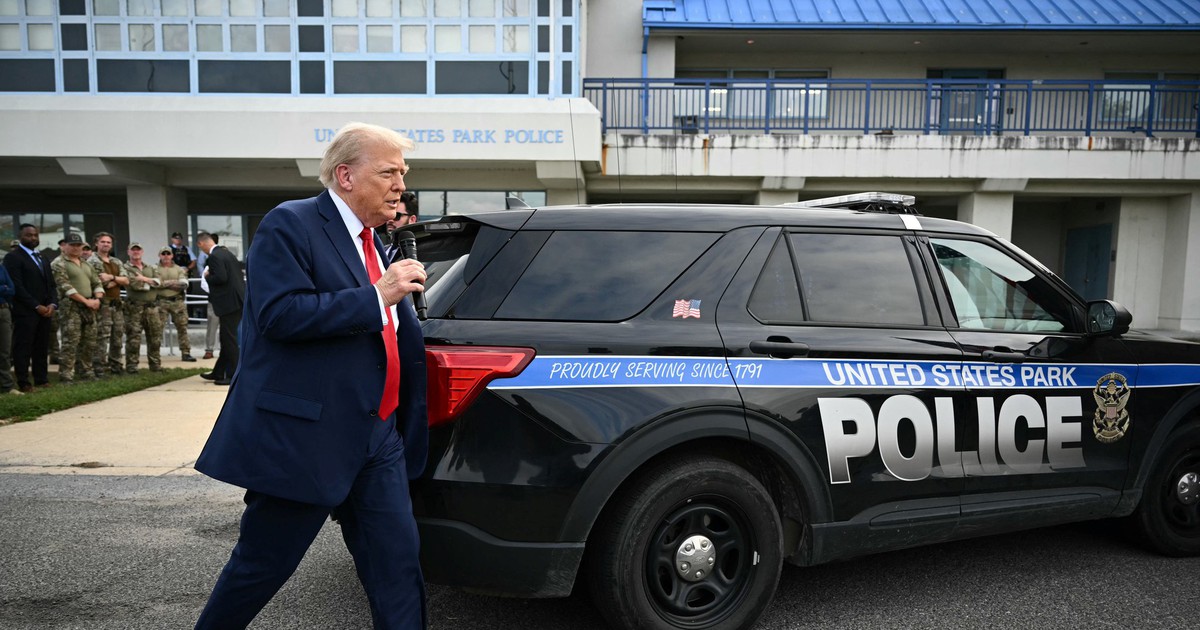 &Ocirc;ng Trump tuy&ecirc;n bố c&ugrave;ng cảnh s&aacute;t tuần tra thủ đ&ocirc; Washington D.C