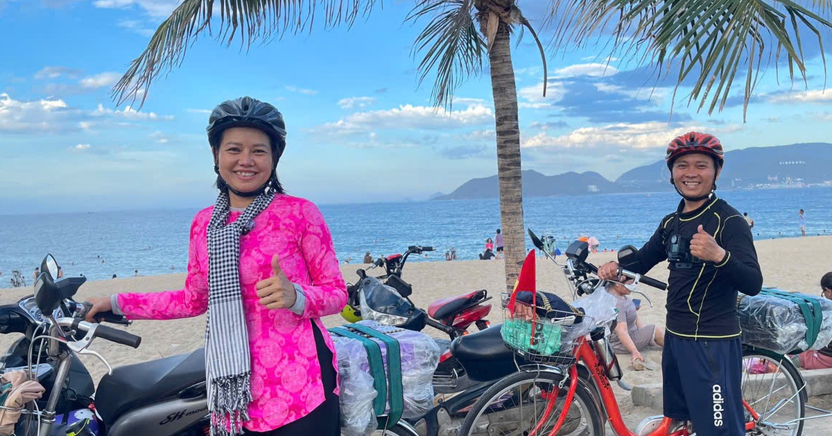 Đ&ocirc;i vợ chồng đạp xe xuy&ecirc;n Việt thăm nghĩa trang liệt sĩ