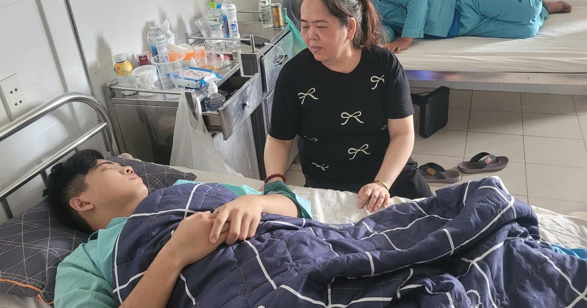 Con trai 16 tuổi bị c&ocirc;n đồ đ&aacute;nh m&ugrave; mắt: Người mẹ ngh&egrave;o m&ugrave; mịt tương lai